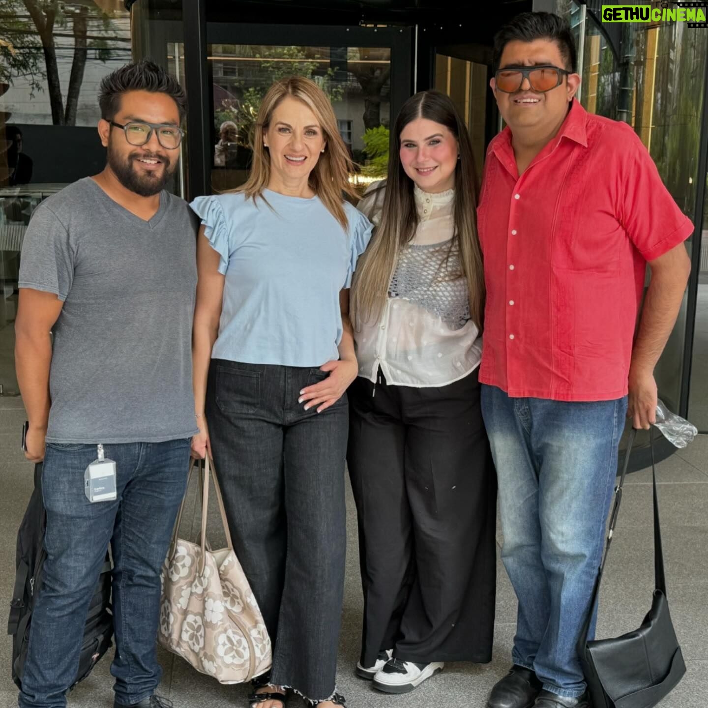 Flor Rubio Instagram - Equipo @radioformulamx ¡Siempre vamos con todo!!! 👊🏻 ¡porque amamos lo que hacemos! 🤍