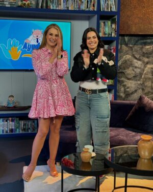 Flor Rubio Instagram - Gracias querida @luzelenaglezz por tu apoyo siempre @simitelevision @drsimi_oficial No se pierdan todos los miércoles #AyudaresVivir @vicmonneus