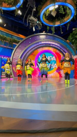 Flor Rubio Instagram - ¡Nuestras conductoras ensayaron toda la semana para hacer esta presentación en el festivalito de #VLA! 🤩✨💃🏻💝🦍 #EstoyBienCuandoMamá
