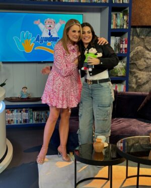 Flor Rubio Instagram - Gracias querida @luzelenaglezz por tu apoyo siempre @simitelevision @drsimi_oficial No se pierdan todos los miércoles #AyudaresVivir @vicmonneus