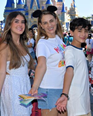 Flor Rubio Instagram - Mis mejores momentos siempre son a su lado. El impulso, la alegría, la motivación, el amor, el esfuerzo, los sueños… todo llega a ellos y es por ellos. Gracias Dios mío por el enorme privilegio de ser la mamá de estos dos seres tan maravillosos. Los amo hijos, les cuento algo: cuando me llaman mamá siento que vuelo… 🤍🙏🏻😃 @florimartinez_ @rafixmtr