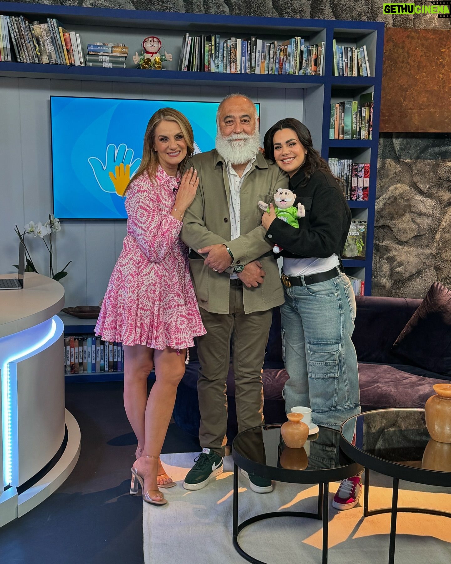 Flor Rubio - 2.1K Likes - Gracias querida @luzelenaglezz por tu apoyo siempre @simitelevision @drsimi_oficial No se pierdan todos los miércoles #AyudaresVivir @vicmonneus