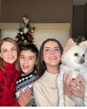 Flor Rubio Instagram - Mis mejores momentos siempre son a su lado. El impulso, la alegría, la motivación, el amor, el esfuerzo, los sueños… todo llega a ellos y es por ellos. Gracias Dios mío por el enorme privilegio de ser la mamá de estos dos seres tan maravillosos. Los amo hijos, les cuento algo: cuando me llaman mamá siento que vuelo… 🤍🙏🏻😃 @florimartinez_ @rafixmtr