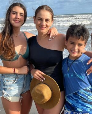 Flor Rubio Instagram - Mis mejores momentos siempre son a su lado. El impulso, la alegría, la motivación, el amor, el esfuerzo, los sueños… todo llega a ellos y es por ellos. Gracias Dios mío por el enorme privilegio de ser la mamá de estos dos seres tan maravillosos. Los amo hijos, les cuento algo: cuando me llaman mamá siento que vuelo… 🤍🙏🏻😃 @florimartinez_ @rafixmtr