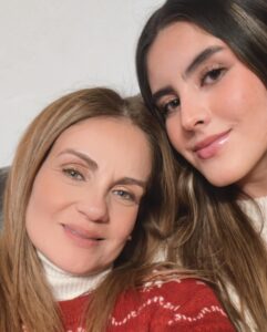 Flor Rubio Instagram - Mis mejores momentos siempre son a su lado. El impulso, la alegría, la motivación, el amor, el esfuerzo, los sueños… todo llega a ellos y es por ellos. Gracias Dios mío por el enorme privilegio de ser la mamá de estos dos seres tan maravillosos. Los amo hijos, les cuento algo: cuando me llaman mamá siento que vuelo… 🤍🙏🏻😃 @florimartinez_ @rafixmtr