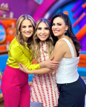 Flor Rubio Instagram - ¡FELIZ DÍA DE LAS MADRES A NUESTRAS QUERIDAS CONDUCTORAS! 🤩💝✨ @florrubiooficial, @jimenalongoria, @luzelenaglezz, que Dios y la vida las llenen de sabiduría y amor, para que día a día sigan transmitiendo muchos valores a sus hijos, y los hagan grandes personas como lo son ustedes. ¡Amamos a nuestras mamás de #VLA! 🥰 #EstoyBienCuandoMamá