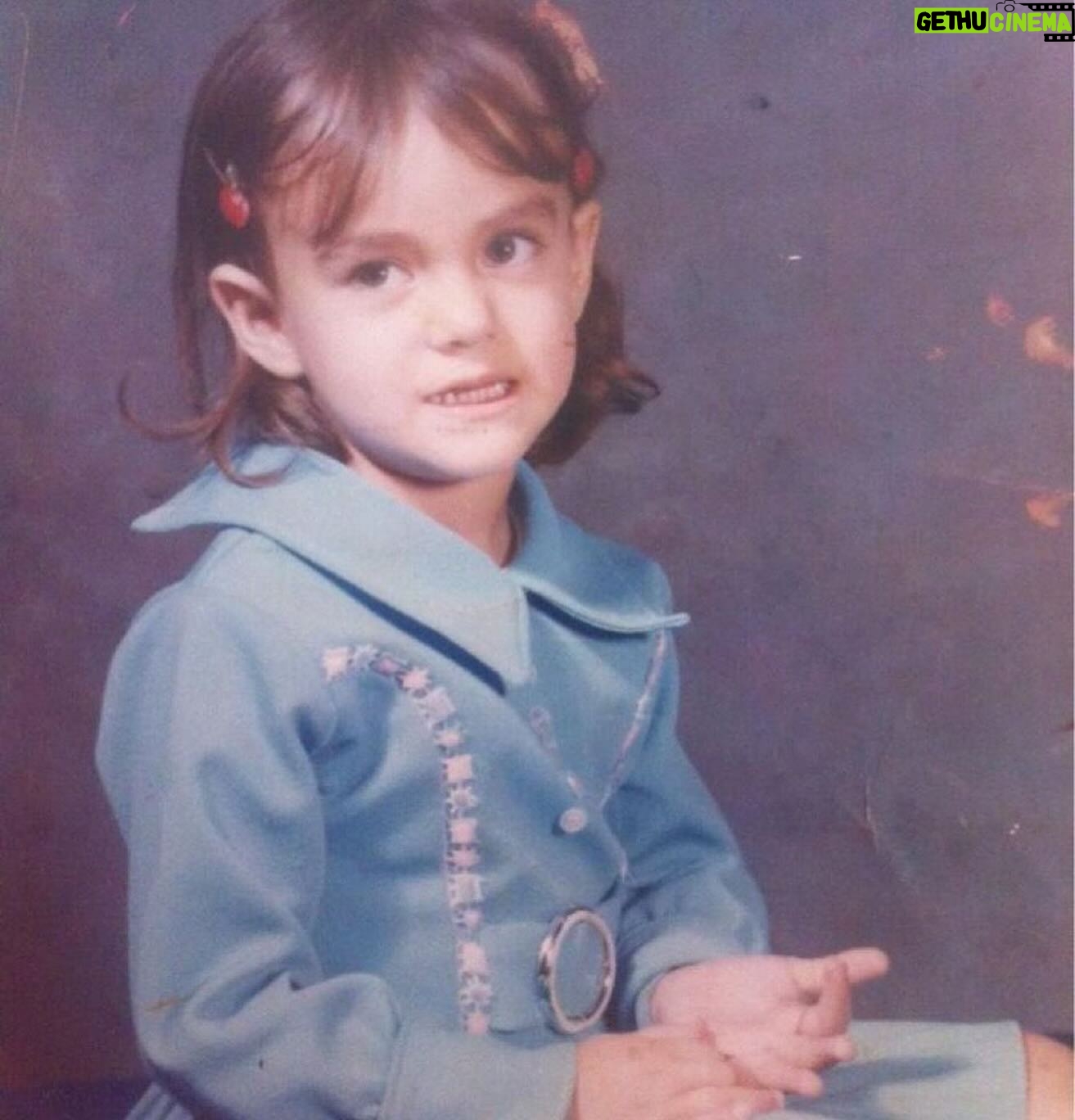 Flor Rubio Instagram - Estos soy yo. Y a la niña que siempre vive en mi le doy las gracias, porque a pesar de los pesares de la vida, nunca me ha dejado perder la fe, la ilusión y la esperanza. Una eterna soñadora. ¡Feliz día del niño para todos! 🤍🙏🏻