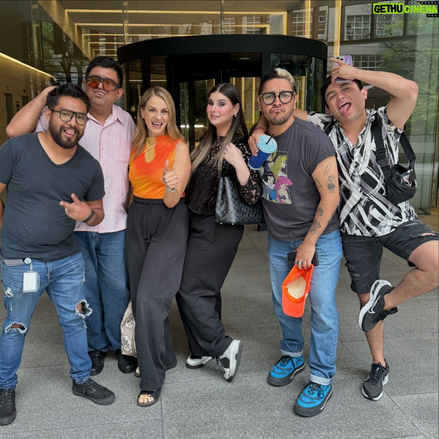 Flor Rubio Instagram - Equipo!!! 👊🏻 @radioformulamx @ana1usalazar @gabocuevasc @soyromer @joelofarrili @marvolo_m