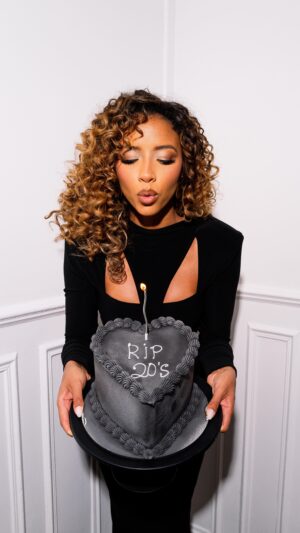 Flora Coquerel Instagram - Birthday girl 💖 RIP 20’s

Merci la vingtaine pour cette décennie jalonnée de souvenirs précieux. Hâte de voir ce que la trentaine me réserve! Merci pour vos mots! ✨

Sublime gâteau de @amandinemeloni_cake_paris 🎂
🎥 @julesryma
