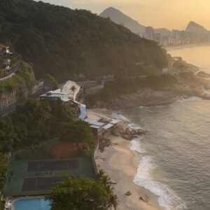Flora Coquerel Instagram - Bom dia Rio ☀️🇧🇷 
@sheratonrio @visitrio 

Dress @meshki 

Collaboration commerciale