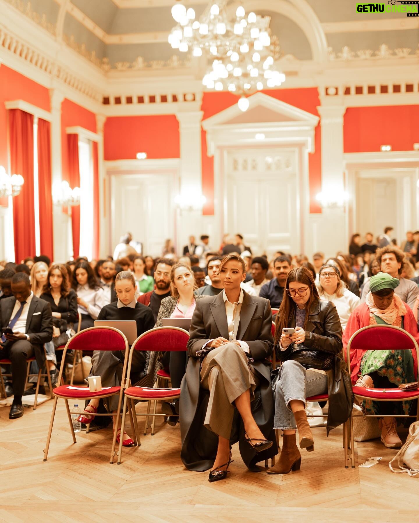 Flora Coquerel Instagram - Quel honneur de prendre la parole au sujet de @associationkelina dans le cadre du panel “Femmes engagées pour la Paix et la Solidarité” qui s’est tenu lors du premier Forum International de la Jeunesse pour la Paix - JO Paris 2024 et qui a réuni 300 jeunes du monde entier. Un immense soutien aux intervenantes aux côtés desquelles j’ai eu l’honneur de témoigner dont @didistone ambassadrice de @unicefrdcongo ainsi qu’aux jeunes désireux d’avoir un impact positif. Merci infiniment pour votre confiance @servicecivique.eu @unesco_fr @youtheuau 📸 @chloehautierpro