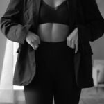 Flora Coquerel Instagram - Plutôt all black ou coloré? Je porte la collection Lift Smart @triumphlingerie, un mélange de technologie et de design pour s’adapter intuitivement à tous les corps. Le maintien et le confort à la maison comme à l’extérieur! ✨ #itspersonal