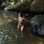 Flora Coquerel Instagram - Routine soin corps pour peaux sèches et extra sèches avec la nouvelle gamme réparation de @yvesrocherfr 🍃 La nouvelle gamme de soin corps complète possède une composition clean à partir de 92% d’ingrédients d’origine naturelle dont du beurre de karité bio pour ses propriétés nourrissantes et réparatrices et du calendula bio, pour ses propriétés apaisantes. Elle est fabriquée en Bretagne, et plus précisemment à La Gacilly, berceau de la marque ! Crush sur le beurre fouetté qui nourrit la peau intensément. Collaboration commerciale