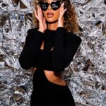 Flora Coquerel Instagram – Une page blanche. 30 ans. 

Nous y voilà. Toi qu’on regarde de loin avec tant d’appréhension telle une vague qui déferlerait sur nous à grande vitesse. 
Nous nous rencontrons enfin. J’ai tant entendu parler de toi. Il paraît que tu as ton lot de surprises mais il semblerait que tu concurrencerais la vingtaine par la sagesse, la liberté et la clarté qui te caractérisent. 
J’ai hâte de faire ta connaissance plus en profondeur, qu’on ouvre ce chapitre rien que toi et moi pour y poser les plus belles proses. 
Merci la vingtaine pour cette décennie vibrante, folle et intense. Je t’ai aimé si fort que je te pensais éternelle. Te vivre a été formateur, savoureux et tellement vivifiant. Je te quitte avec beaucoup de gratitude, pour ce que tu m’as offert mais surtout pour ce qui m’attend. Je t’aimerai toujours malgré ton lot de doutes et je te promets d’aimer tout autant ta grande sœur la trentaine. 
Merci la vie. 🤍
Flora 

Merci pour l’organisation parfaite @superplanner 💖
Et merci pour la confiance de tous mes prestataires. 
Cake @amandinemeloni_cake_paris 
Bar @mixodyssee 
Fleuriste @maisonfleursfabre 
Traiteur @mariecortes.traiteur 
Dj @tyshacee 
Salle @salons.hoche 
@bapbapbiere 
@louisroederer_

( Collaborations commerciales non rémunérées )
