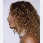 Flora Coquerel Instagram – En couverture, @floracoquerel et sa mère Sephi Coquerel nous partagent une histoire touchante de succès, de solidarité et d’engagement humanitaire. Dans cette interview qu’elles nous ont accordée, mère et fille ont dévoilé les coulisses de leur parcours et leur investissement pour améliorer la vie des autres, notamment à travers leur association @associationkelina au Bénin.

Photographe @baronzinsou 
Styliste @steve_anondo 
Maquillage @michellefanfant @yslbeauty Skincare @erborian 
Coiffure @salowigs 
Assistantes @naissssouuuu @jannarzg @tiwel_ 
@wence.tower 

Flora porte un total look @viviennewestwood 
Sophie porte une robe @hm Studio et un collier @theofficialpandora 

#BARBESMAGAZINE