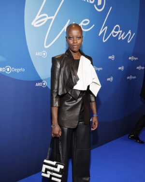 Florence Kasumba Instagram - Danke @ard_degeto für den schönen Abend. Look: Didit Hediprasetyo @jimmychoo @sabrinadehoff @diezsaskia @daniellapetrovics @danichicavara07 Foto 1 @daniellapetrovics Foto 2 ARD/ARD Degeto Film/Sebastian Gabsch #ARDBlueHour #berlinale #florencekasumba