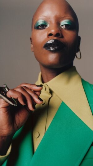 Florence Kasumba Instagram - Stillstand oder Bewegung? VOGUE-Cover-Star Florence Kasumba hat eine klare Antwort. Die neue Januar/Februar-Ausgabe mit ihr können Sie via Link in der Bio vorbestellen – ab Dienstag, 27. Dezember 2022 ist sie am Kiosk erhältlich.
#voguegermany #voguedigitalcover #voguejanuary #florencekasumba #movingcover

(Cover-Star: @florencekasumba; Video: @mojofilmpro; DOP und Edit: @andreschlabitz; Styling: @nikipauls; Haare: @adiamhabtezion; Make-up: @annasadamori @shotview_management; Modeassistenz: @sophiebohmeier; Fashion Intern: @tesskozubek; Produzent: @Nickydbc; Produktion: @vers_berlin; Produktionsassistenz: @robinalexanderwasch, @tiebagao; Casting: @dominikwho; Head of Editorial​ Content​: @_kerstinweng; Text: @josephine.apraku)