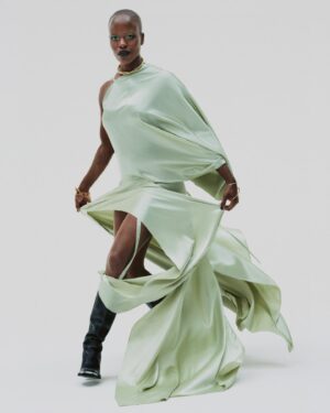 Florence Kasumba Instagram - "Ich entscheide, ob ich etwas kann oder nicht." VOGUE-Cover-Star Florence Kasumba wuchs in Essen auf und ist vielen vor allem als "Tatort"-Kommissarin bekannt. Dabei macht die Schauspielerin schon lange international Karriere und ist aktuell im viel beachteten Film "Black Panther: Wakanda Forever" im Kino zu sehen. Unser Porträt einer Frau, die beeindruckt, finden Sie ab Dienstag, 27. Dezember 2022 in der neuen Januar/Februar-Ausgabe und schon jetzt via Link in der Bio. Dort kann das Heft auch vorbestellt werden.
#voguegermany #voguejanuary #florencekasumba

(Cover-Star: @florencekasumba; Foto: @joachimmuellerruchholtz @henhouselondon; Styling: @nikipauls; Haare: @adiamhabtezion; Make-up: @annasadamori @shotview_management; Modeassistenz: @sophiebohmeier; Fashion Intern: @tesskozubek; Fotoassistenz: @louisheadlam_, @santigoperez; Produzent: @Nickydbc; Produktion: @vers_berlin; Produktionsassistenz: @robinalexanderwasch, @tiebagao; Bildbearbeitung/Retoucher: @studio__rm; Digital Assistant: #AlexCraddock; Casting: @dominikwho; Head of Editorial​ Content​: @_kerstinweng; Text: @josephine.apraku; Florence Kasumba trägt ein Kleid von @acnestudios, Stiefel von @miumiu, Halsreif von @jilsander, Schmuck von @charlottechesnais)