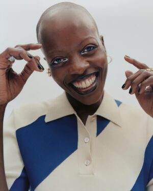 Florence Kasumba Instagram - Für Schwarze Schauspieler:innen kann es oft schwierig sein, gute Rollen in Deutschland zu bekommen, die nicht völlig klischeehaft sind. Für VOGUE-Cover-Star Florence Kasumbas internationale Karriere war genau dieser Umstand gewissermaßen hilfreich – denn während es in Deutschland an interessanten Rollen mangelte, bekam sie internationale Angebote. Mit uns sprach Kasumba über ihr Durchhaltevermögen und ihre Traumrollen. Das Interview kann schon jetzt auf vogue.de (Link in der Bio) und ab Dienstag, 27. Dezember 2022 in der neuen Januar/Februar-Ausgabe gelesen werden.
#voguegermany #voguejanuary #florencekasumba

(Cover-Star: @florencekasumba; Foto: @joachimmuellerruchholtz @henhouselondon; Styling: @nikipauls; Haare: @adiamhabtezion; Make-up: @annasadamori @shotview_management; Modeassistenz: @sophiebohmeier; Fashion Intern: @tesskozubek; Fotoassistenz: @louisheadlam_, @santigoperez; Produzent: @Nickydbc; Produktion: @vers_berlin; Produktionsassistenz: @robinalexanderwasch, @tiebagao; Bildbearbeitung/Retoucher: @studio__rm; Digital Assistant: #AlexCraddock; Casting: @dominikwho; Head of Editorial​ Content​: @_kerstinweng; Text: @josephine.apraku; Florence Kasumba trägt ein Kleid von @stellamccartney, Schmuck von @cartier)