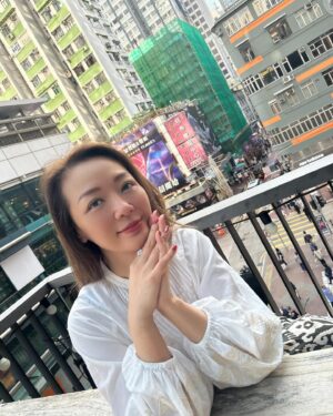 Florence Kwok Instagram - 今天天氣呵呵呵
感受城市的气息
旺角人來人往
路上行人的腳步👣
Breathe
Smell the air
Feel the city
Slow down the pace
