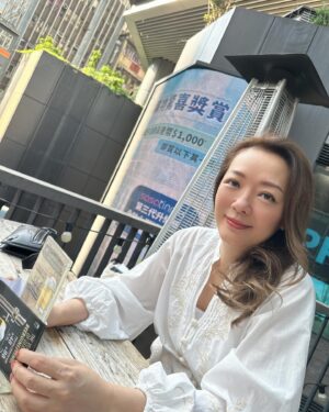 Florence Kwok Instagram - 今天天氣呵呵呵
感受城市的气息
旺角人來人往
路上行人的腳步👣
Breathe
Smell the air
Feel the city
Slow down the pace