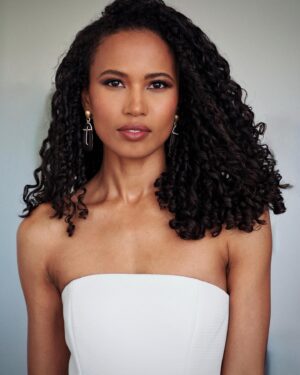 Fola Evans-Akingbola Instagram - It’s been a week of feeling so relaxed and happy getting ready for the #BAFTACraftAwards knowing that I’m in the hands of the amazing artists that are @nicola_harrowell & @kennethsohmakeup & @joannafem 💎💎💎

Thank you to the wonderful @shedidandparrish @jrp304 My curls were popping thanks to Curl Queen Nicola and your amazing products. It was important to us to showcase curls on the red carpet given the subject of the documentary. 

And what a treat to wear the gorgeous Pengusa earrings by @matturijewellery ✨

Thank you 
@lancomeofficial 💄
@emporioarmani 👗
@bafta 

📸 : @kennethsohmakeup & @lia_toby_photographer x @gettyentertainment 

#unitebycurls #sustainablehaircare #makeup #skincare