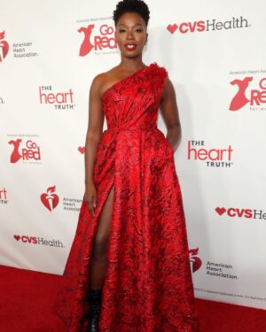 Folake Olowofoyeku Instagram - To kick of this year’s New York Fashion Week, it was an immense honor to meet so many inspiring women at the @GoRedforWomen #RedDressCollection concert. 

It was wonderful revisiting my modeling days, being back on the runways of Manhattan, cat-walking to a live performance by @SherylCrow and all for such an impactful cause!

I learned that music can be used to help save a life. Songs 100 to 120 BPM can help you keep the beat when performing chest compressions for CPR. #OurHearts 

Please support @american_heart and @goredforwomen for the amazing work they are doing!! ❤️

Dress by @teutamatoshi Jewelry by @lorenhope 
Hair: @nysouldiva & @ma2liq 
Makeup: @themakeupsavant