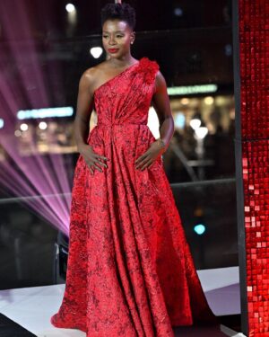 Folake Olowofoyeku Instagram - To kick of this year’s New York Fashion Week, it was an immense honor to meet so many inspiring women at the @GoRedforWomen #RedDressCollection concert. 

It was wonderful revisiting my modeling days, being back on the runways of Manhattan, cat-walking to a live performance by @SherylCrow and all for such an impactful cause!

I learned that music can be used to help save a life. Songs 100 to 120 BPM can help you keep the beat when performing chest compressions for CPR. #OurHearts 

Please support @american_heart and @goredforwomen for the amazing work they are doing!! ❤️

Dress by @teutamatoshi Jewelry by @lorenhope 
Hair: @nysouldiva & @ma2liq 
Makeup: @themakeupsavant