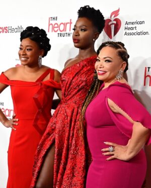 Folake Olowofoyeku Instagram - To kick of this year’s New York Fashion Week, it was an immense honor to meet so many inspiring women at the @GoRedforWomen #RedDressCollection concert. 

It was wonderful revisiting my modeling days, being back on the runways of Manhattan, cat-walking to a live performance by @SherylCrow and all for such an impactful cause!

I learned that music can be used to help save a life. Songs 100 to 120 BPM can help you keep the beat when performing chest compressions for CPR. #OurHearts 

Please support @american_heart and @goredforwomen for the amazing work they are doing!! ❤️

Dress by @teutamatoshi Jewelry by @lorenhope 
Hair: @nysouldiva & @ma2liq 
Makeup: @themakeupsavant
