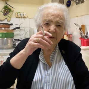 Foteini Atheridou Instagram - Γιαγιά ❤️ 

«Ένα λεπτό … ένα λεπτό ..» 

#grandmother #grandmotherslove #thessaloniki #love