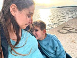 Foteini Atheridou Instagram - Η καρδιά από πίσω τυχαίο γεγονός την ειδα αφού τραβήχτηκε η φωτογραφία ❤️ #myhartbelongstoyou #happy #love #family