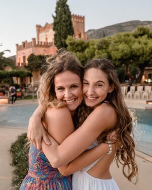 Foteini Atheridou Instagram - Οι δυο καλύτερες μου φίλες … η Δέσποινα κι η Μαρία … οι κουμπαρούλες μου ! Που θα γεράσουμε μαζί ! Εύχομαι όλοι να έχετε φίλους  που σας αγαπάνε όσο εμένα αυτές οι δυο κι όσο εγώ αυτές ❤️#bestfriends #love #pyrgosmelissourgou 

@pyrgosmelissourgou 
📸 @dstenidis