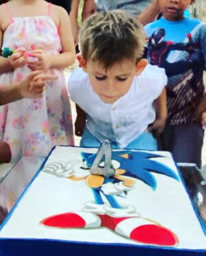 Foteini Atheridou Instagram - 4! Φίλοι , αγάπη , μια όμορφη τούρτα , παιχνίδι , η @luckyy_partyy και τα περάσαμε όμορφα όμορφα ομορφααααα ❤️ @freshpatisserie @mommybecool