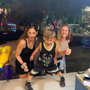 Foteini Atheridou Instagram - Όταν γίνεσαι 4 κι είναι καθημερινή πας με τη νονά και τη Μαμα στο λούνα παρκ ! 4 λοιπόν !!! @despinadr