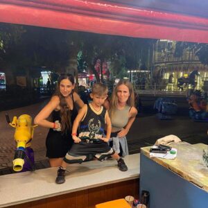 Foteini Atheridou Instagram - Όταν γίνεσαι 4 κι είναι καθημερινή πας με τη νονά και τη Μαμα στο λούνα παρκ ! 4 λοιπόν !!! @despinadr