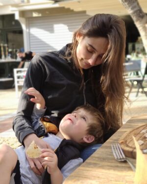 Foteini Atheridou Instagram - Μέχρι πριν από δυόμιση χρόνια έτσι και προσπαθούσε κάποιος να πάρει έστω και μια πατάτα από το πιάτο μου θα έβλεπε ένα πρόσωπο που δεν είχε ξανά δει .. ( εκτός κι αν ήταν η καψούρα μου) 

Μέχρι πριν από δυόμισι χρόνια έτσι και κάποιος διέκοπτε το τσιγάρο μου για να αράξει και να ξαπλαρει πάνω μου θα έβλεπε ένα πρόσωπο που δεν είχε ξανά δει … ( εκτός κι αν ήταν η καψούρα μου) 

Στις φωτογραφίες αυτές έχουν φαγωθεί όλες μου οι πατάτες , και δεν έχω κάνει καν το ιερό τσιγάρο μετά το φαγητό…

Και με το χέρι στη καρδιά , αυτό κι αν είναι καψούρα …  #love #happy #myboy #mypotatoes❤️ #motherslife