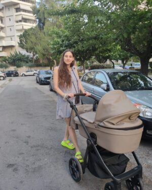 Foteini Atheridou Instagram - Να και η πρώτη μας βολτίτσα ! ❤️ #happy #love #babyboy @quaxbaby_greece @thebabycity @crocsgreece