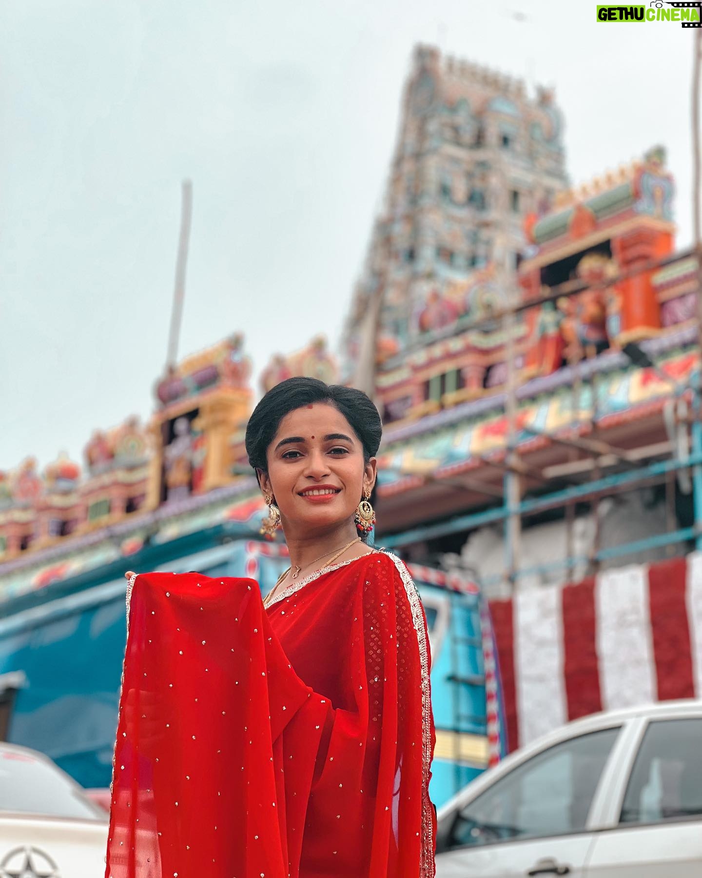 Fouzil Hidhaya - 13.3K Likes - The man behind the camera said: Background nala iruku konjo nillu oru pic aedukalam
📸 : @the__akshay_kamal__