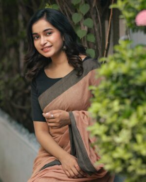 Fouzil Hidhaya Instagram - Look at her now 🌸♥️ 

Camera 📸 & edits✍️: @raghul_raghupathy & @nrphotography______ 
Saree🥻: @gsensemble_official 
Blouse: @harinnnnnni 
M.U.A💄: @artistrybydanu 
Hairdo 💇‍♀️ : @sathyamakeupartistry_ 

#instagood #instadaily #instagram #life #postive #saree #shooting #shoot #peace #love #lifestyle #insta