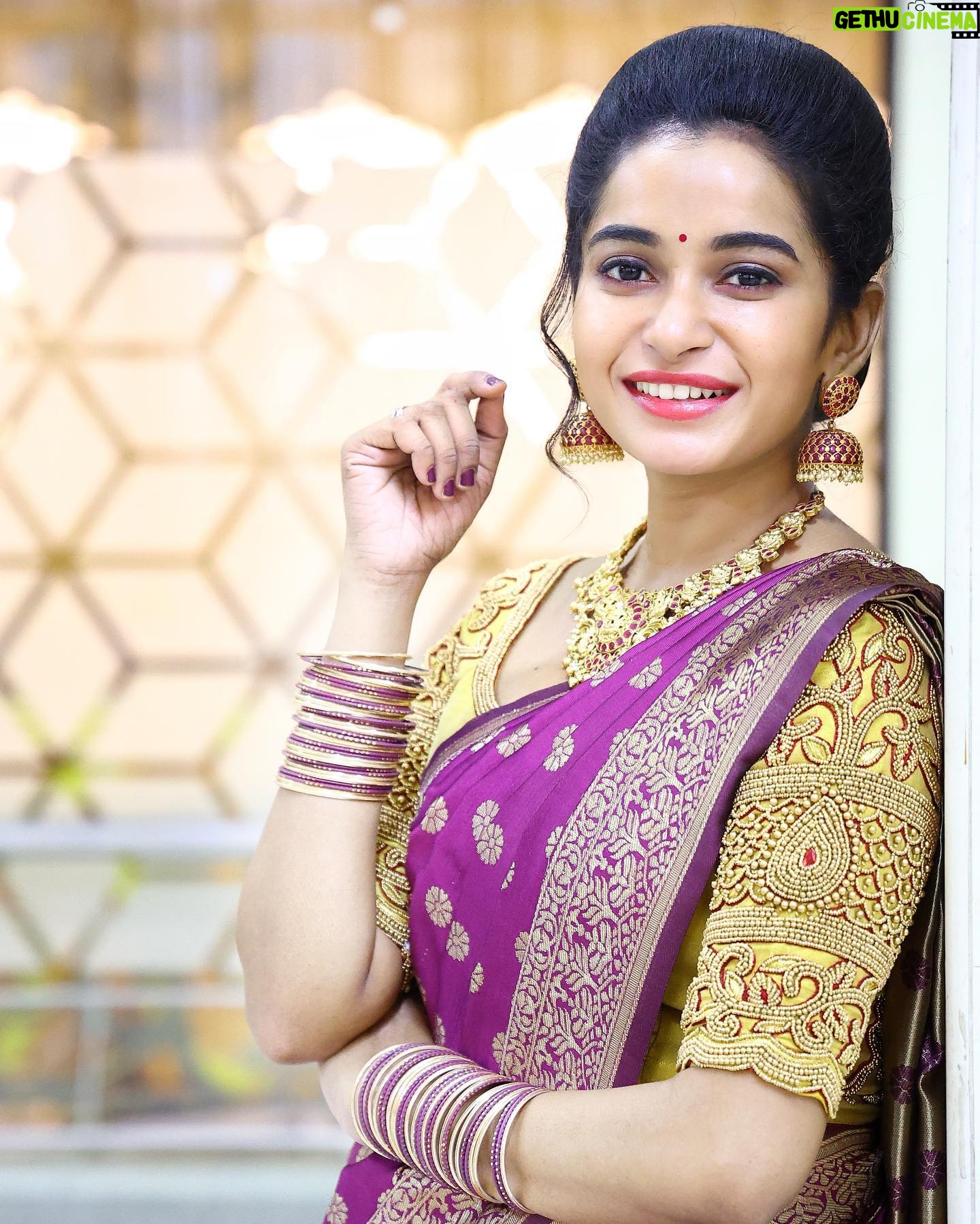 Fouzil Hidhaya - 18.8K Likes - Every saree tells a story , and this one speaks of timeless beauty and grace 💖
Blouse: @ve_kay_boutique
Jewels: @luxefashion_jewellery
#sareelook #traditionalattire #indhira