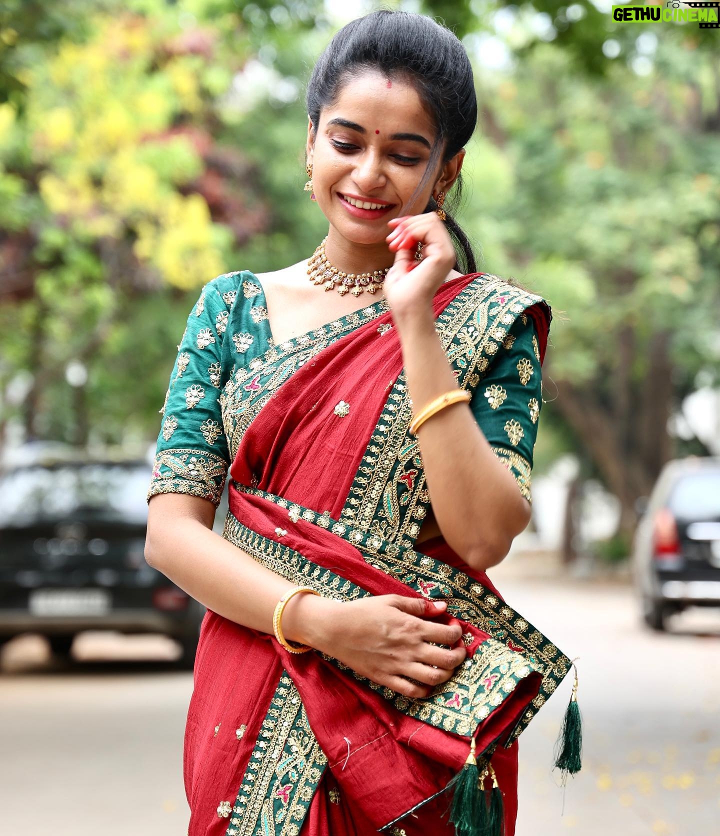 Fouzil Hidhaya - 14K Likes - Heyyy Good morning 🌸
Jewellery✨: @online_jewelshop
#red #saree #shoot #artsit #indira #zee #zeetamil