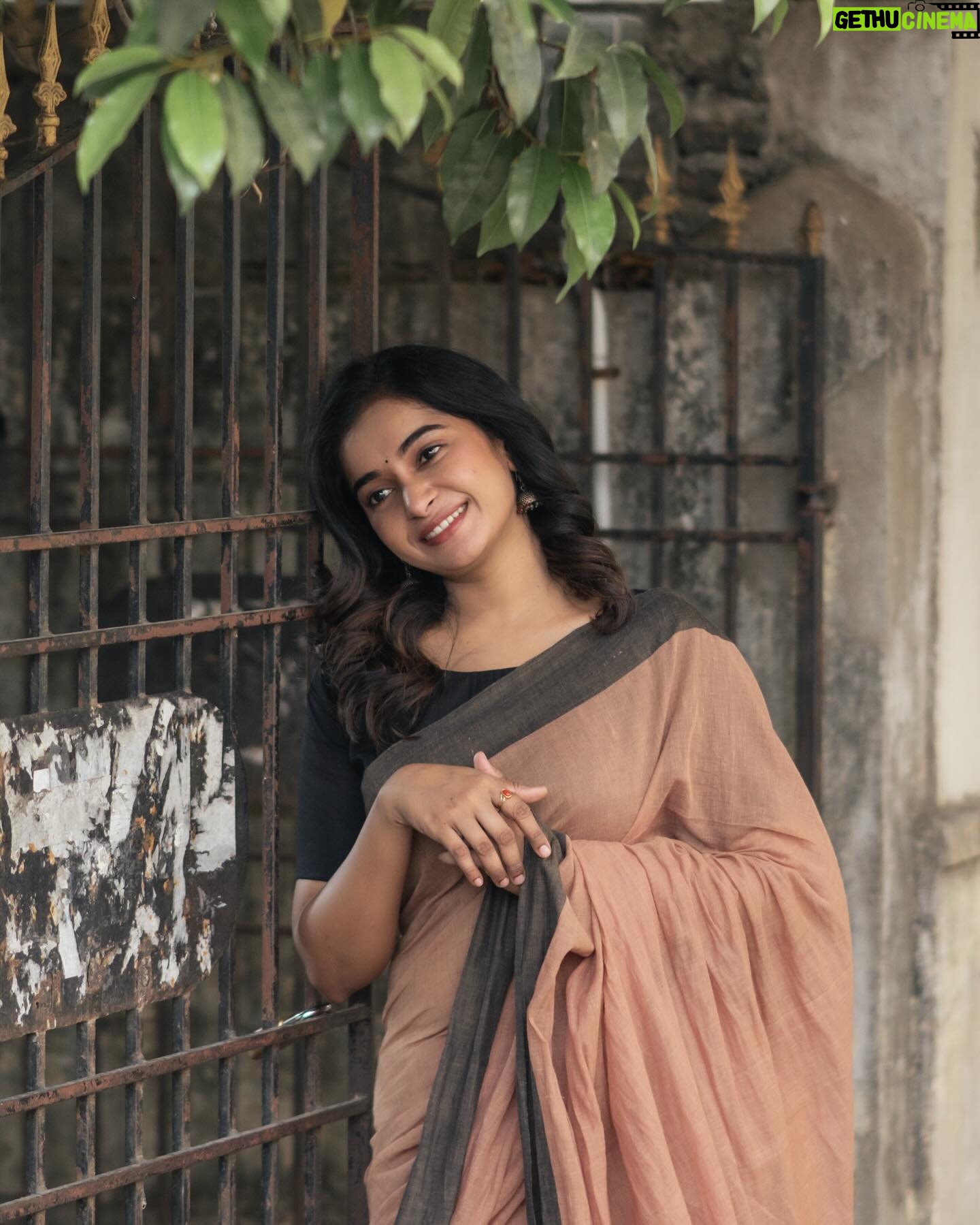 Fouzil Hidhaya - 56.2K Likes - Look at her now 🌸♥️
Camera 📸 & edits✍️: @raghul_raghupathy & @nrphotography______
Saree🥻: @gsensemble_official
Blouse: @harinnnnnni
M.U.A💄: @artistrybydanu
Hairdo 💇♀️ : @sathyamakeupartistry_
#instagood #instadaily #instagram #life #postive #saree #shooting #shoot #peace #love #lifestyle #insta