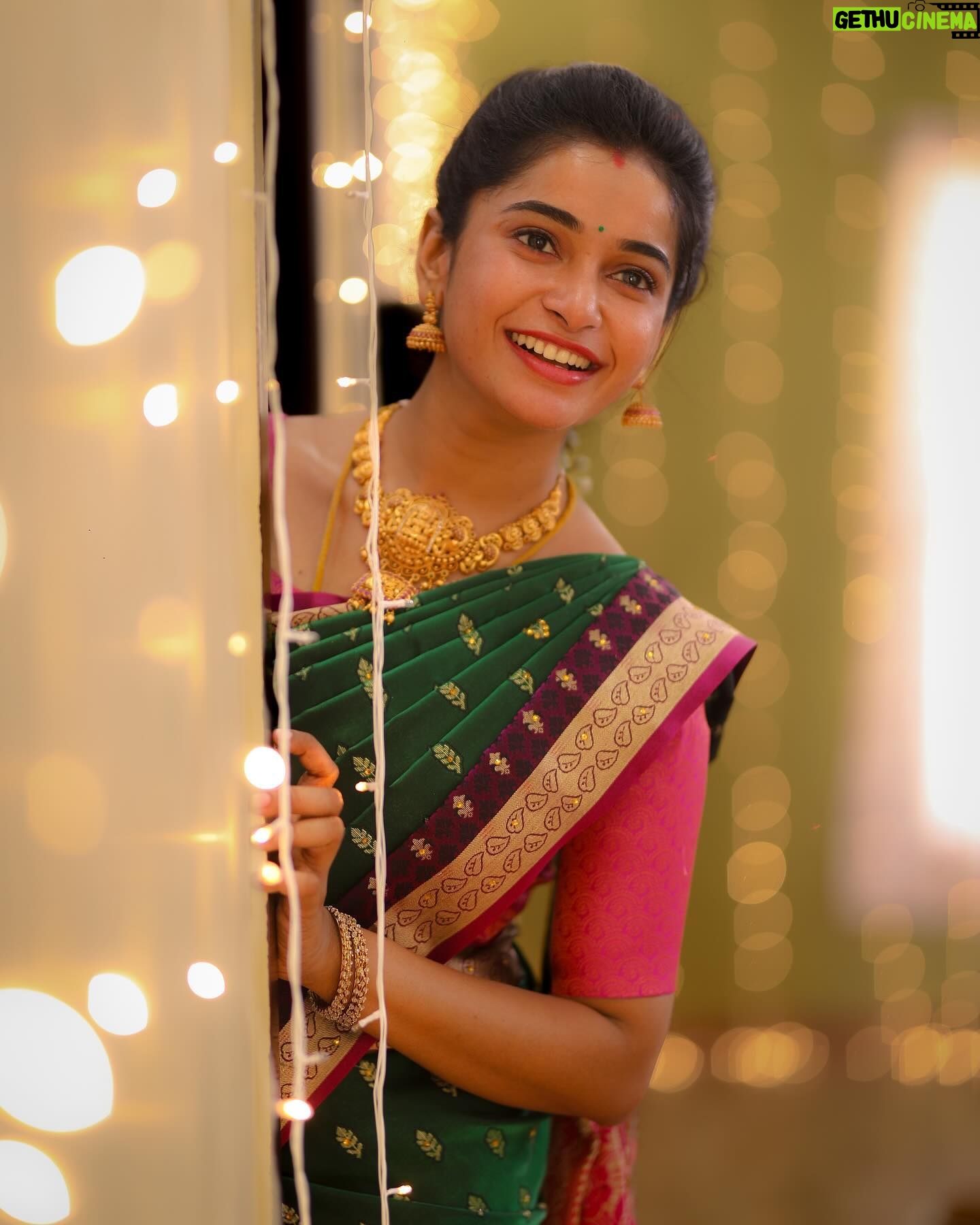 Fouzil Hidhaya - 15.6K Likes - Embracing the simple joys🥰✨
@zeetamizh
Jewel: @gold_copy1486
#indira #instagood #instagram #instadaily #insta #life #positivity #lifegoals