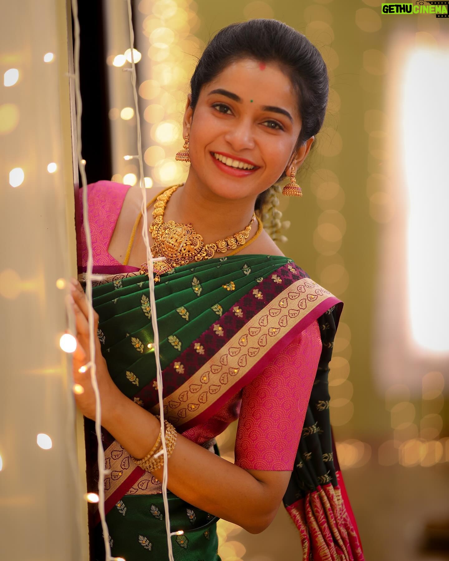 Fouzil Hidhaya - 15.6K Likes - Embracing the simple joys🥰✨
@zeetamizh
Jewel: @gold_copy1486
#indira #instagood #instagram #instadaily #insta #life #positivity #lifegoals