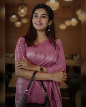 Fouzil Hidhaya Instagram - She 💕

📸: @storiesbysidhu 

#instagood #insta #instadaily #instagram #life #style #saree #positivity #positive #pink