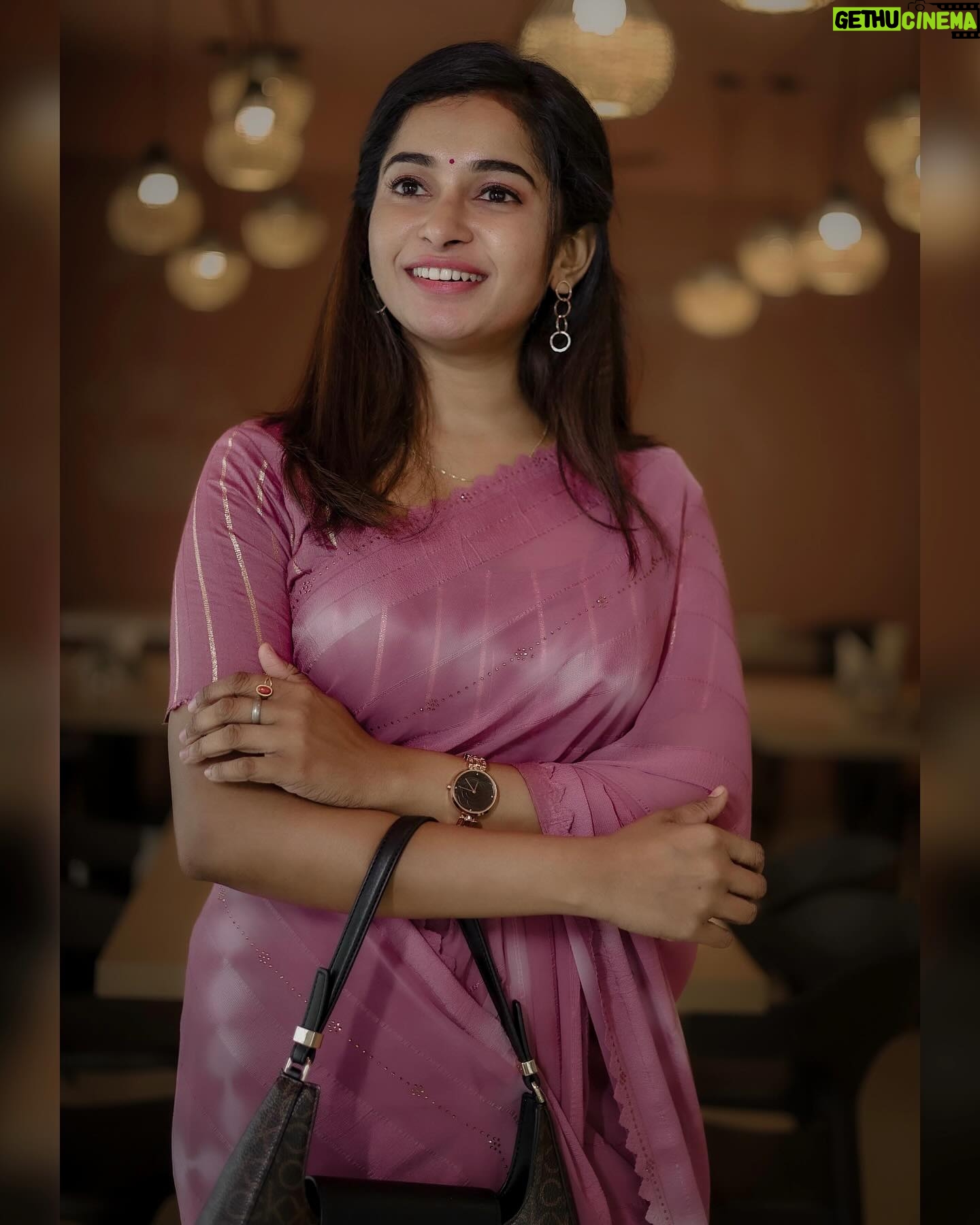 Fouzil Hidhaya - 20.4K Likes - She 💕
📸: @storiesbysidhu
#instagood #insta #instadaily #instagram #life #style #saree #positivity #positive #pink