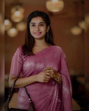 Fouzil Hidhaya Instagram - She 💕

📸: @storiesbysidhu 

#instagood #insta #instadaily #instagram #life #style #saree #positivity #positive #pink