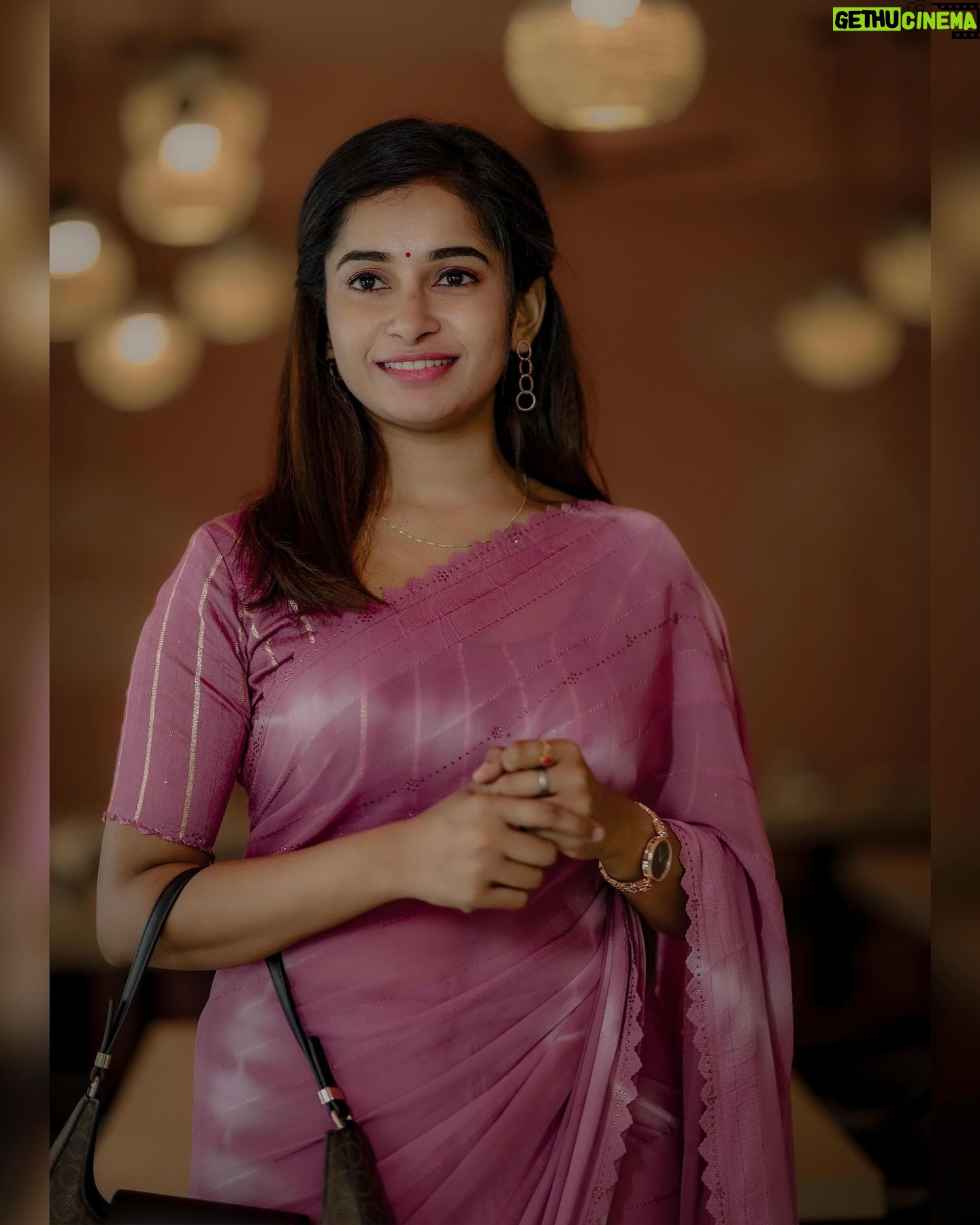 Fouzil Hidhaya - 20.4K Likes - She 💕
📸: @storiesbysidhu
#instagood #insta #instadaily #instagram #life #style #saree #positivity #positive #pink