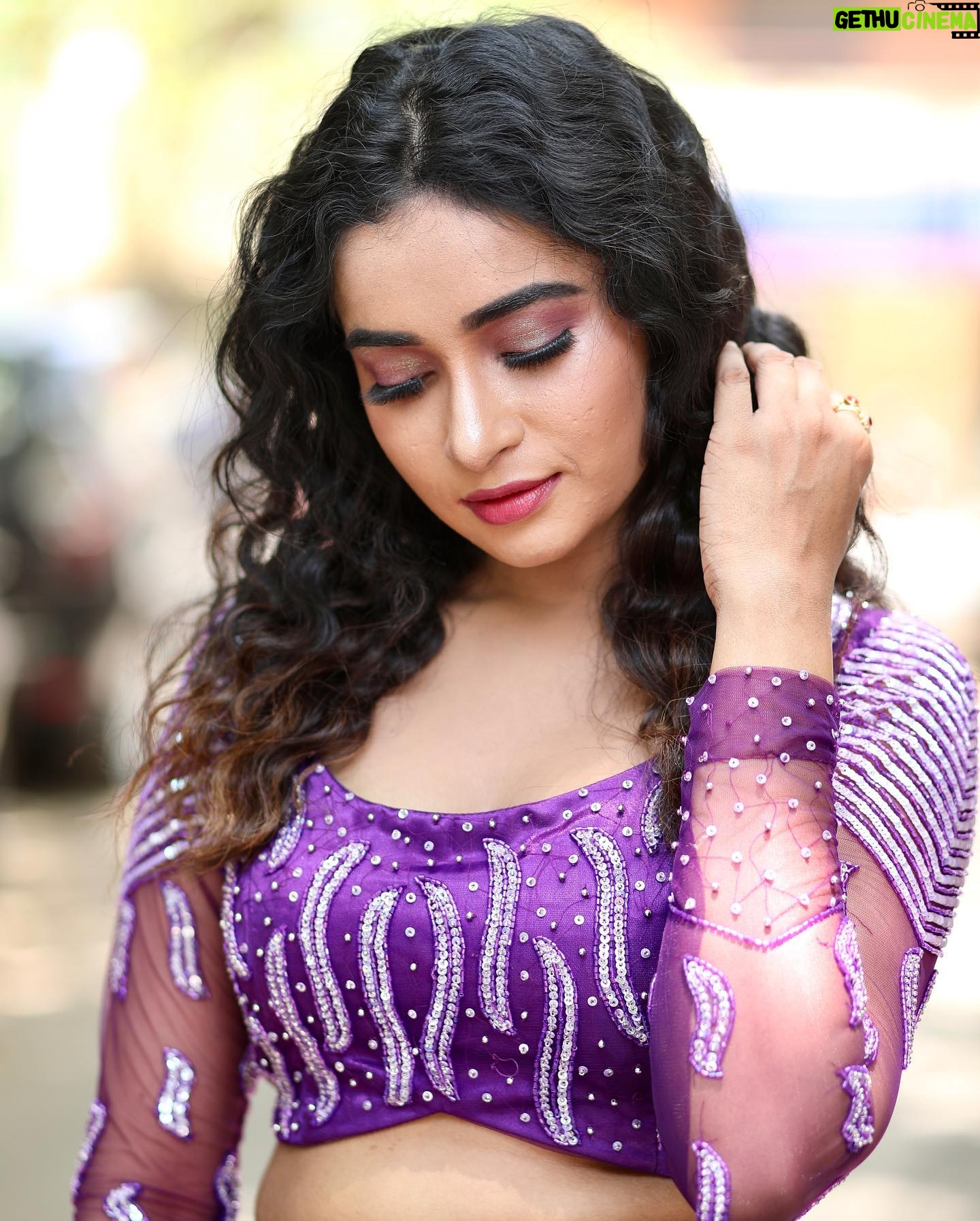 Fouzil Hidhaya - 16.3K Likes - Aesthetic💜✨
Costume👗: @chitras_fashion_studio
Makeup 💄& Hairdo 💇♀️: @_chitras_makeup_artist_28
Camera📷: @dk_photography28