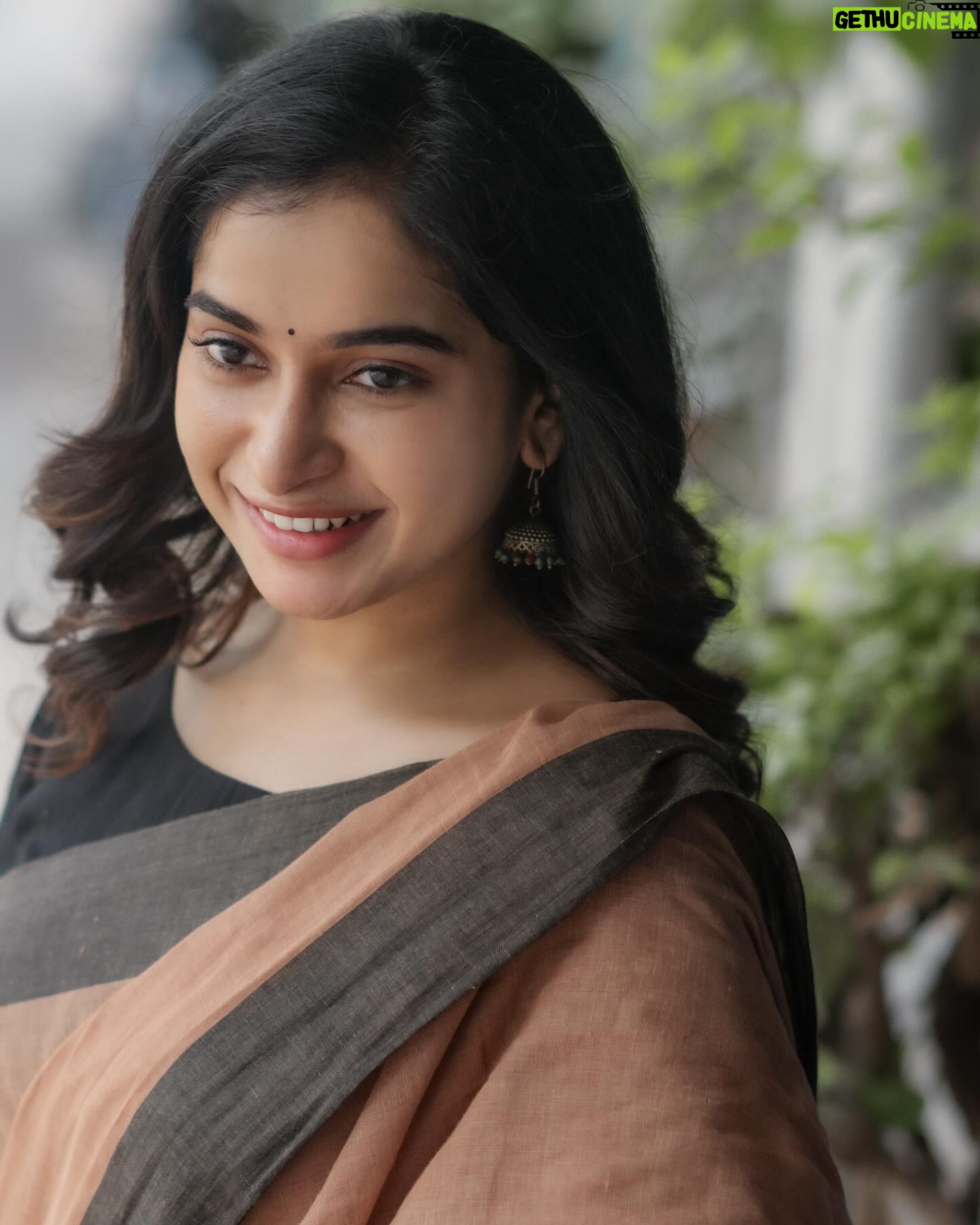 Fouzil Hidhaya - 22.6K Likes - 🌸🫶🏼
📸 @raghul_raghupathy & @nrphotography______
Mua 🖌️ @artistrybydanu
Hair 💇♂️💆♀️ @sathyamakeupartistry_
Saree🥻 @gsensemble_official
Blouse: @harinnnnnni
#instagood #instagram